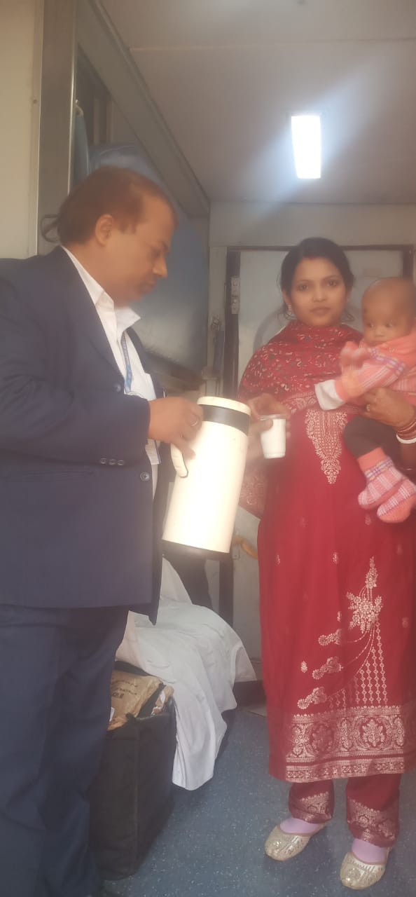 Mau News:मऊरेलवेस्टेशन के वाणिज्यिक टीम ने बच्चे के लिए उपलब्ध कराया दूध