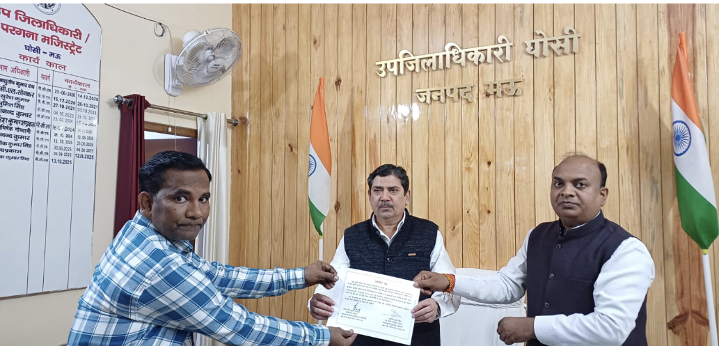 Mau News:एसआईआर में अच्छा कार्य को लेकर एसडीएम अशोककुमारसिंह ने बीएलओ को किया सम्मानित