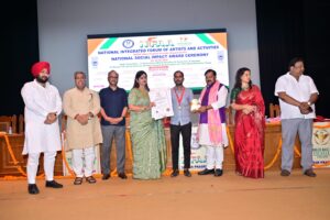 आरम्भ फाउंडेशन के जिलाध्यक्ष मनीष सोनी को मिला राष्ट्रीय सोशल इम्पैक्ट अवार्ड, सामाजिक सेवा के क्षेत्र में बढ़ाया जिले का मान
आजमगढ़। जनपद के सक्रिय समाजसेवी एवं आरम्भ फाउंडेशन के जिलाध्यक्ष मनीष सोनी को सामाजिक सेवा एवं स्वैच्छिक रक्तदान जागरूकता के क्षेत्र में उनके उत्कृष्ट योगदान के लिए राष्ट्रीय स्तर पर सम्मानित किया गया। उन्हें लखनऊ में आयोजित "संवेदना-2 नेशनल सोशल इम्पैक्ट अवार्ड समारोह-2026" में वर्ल्ड रिकॉर्ड ऑफ एक्सीलेंस (इंग्लैंड) तथा निफा (NIFA) नेशनल सोशल इम्पैक्ट अवार्ड से सम्मानित किया गया।
यह सम्मान बाबा साहेब भीमराव अम्बेडकर विश्वविद्यालय, लखनऊ के अटल बिहारी वाजपेयी सभागार में आयोजित भव्य समारोह में प्रदान किया गया। समारोह की मुख्य अतिथि डॉ. बबिता सिंह चौहान, अध्यक्ष, उत्तर प्रदेश राज्य महिला आयोग तथा विशिष्ट अतिथि वैश्य नटवर गोयल, राज्यमंत्री, उत्तर प्रदेश लघु उद्योग निगम लिमिटेड ने उन्हें सम्मानित किया।
इस गरिमामयी कार्यक्रम का आयोजन निफा संस्था द्वारा किया गया, जिसमें प्रदेशभर से समाज सेवा, स्वैच्छिक रक्तदान एवं जनकल्याण के क्षेत्र में उल्लेखनीय कार्य करने वाले व्यक्तित्वों को सम्मानित किया गया। इसी क्रम में मनीष सोनी 